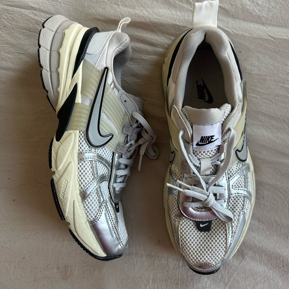 Nike Women's V2K Run